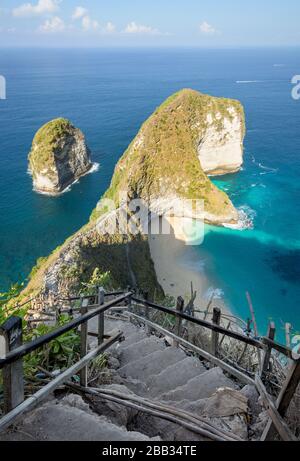 Lieu de photo populaire et destination touristique Kelingking Beach et falaise, sur l'île Nusa Penida, Bali, Indonésie Banque D'Images