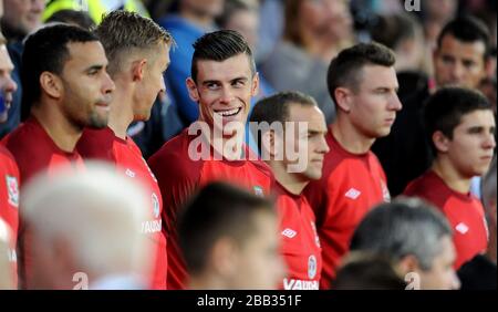 Gareth Bale du Pays de Galles (3ème à gauche) sur le banc avant le match contre la Serbie. Banque D'Images