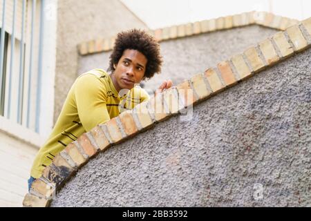 Homme noir avec visite des cheveux afro à Grenade Banque D'Images