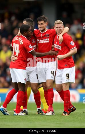 Charlton Athletic Yann Kermorgeant est mobbed par Bradley Pritchard (à gauche) Johnnie Jackson (deuxième à droite) et Simon Church (à droite) après avoir marqué l'objectif d'ouverture du match Banque D'Images