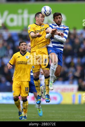 Jem Karacan (à droite) et Andrew Crofts de Brighton et Hove Albion se battent pour possession du ballon Banque D'Images