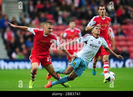 Luke Shaw de Southampton (à gauche) et Ravel Morrison, de West Ham United, affrontent le ballon Banque D'Images