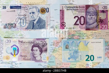 Billets de banque de l'Angleterre, de l'Irlande, de l'Écosse et de l'UE sur une carte du monde Banque D'Images