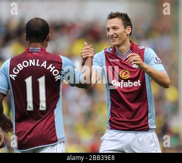 Libor Kozak (à droite) d'Aston Villa célèbre avec son coéquipier Gabriel Agbonlahor (à gauche) après avoir marqué le but d'ouverture de son équipe Banque D'Images