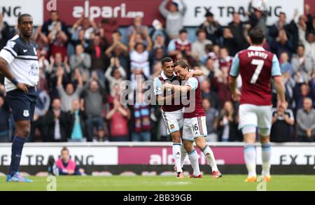 West Ham United's Ravel Morrison obtient le but d'ouverture du jeu avec Mark Noble (à droite) Banque D'Images