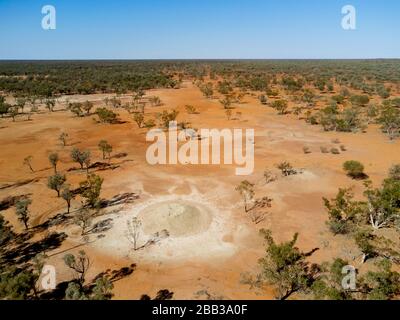 Antenne des ressorts Eulo Mud qui sont uniques à la région et sont des trous de soufflage du bassin Artésien. Banque D'Images