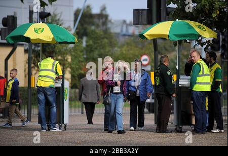 Vue générale des fans de football à l'extérieur de Carrow Road Banque D'Images