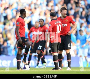 Danny Welbeck de Manchester United (à gauche), Wayne Rooney (au centre) et Michael Carrick (à droite) sont déjectés et attendent de reprendre le match après que Yaya Toure de Manchester City (pas dans l'image) a obtenu le deuxième but de son équipe Banque D'Images