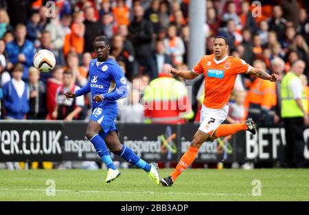 Jeffrey Schlupp de Leicester City et Nathan Tyson de Blackpool (à droite) Banque D'Images