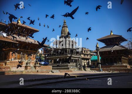 Patan, Népal. 30 mars 2020. Vue sur une place déserte de Patan Durbar lors de l'écluse nationale au milieu des menaces de Coronavirus à Patan. Le gouvernement népalais a décidé de prolonger son envol national d'une semaine et continue à interdire tous les vols intérieurs et internationaux dans le but de lutter contre la propagation du Coronavirus. Crédit: SOPA Images Limited/Alay Live News Banque D'Images