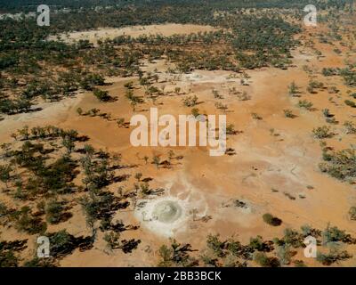 Antenne des ressorts Eulo Mud qui sont uniques à la région et sont des trous de soufflage du bassin Artésien. Banque D'Images