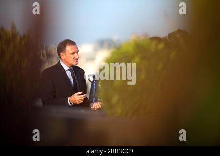 L'ancien joueur de Liverpool Phil Thompson est interrogé lors du lancement de la compétition de la coupe Capital One au Trafalgar Hotel, Londres. Banque D'Images