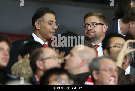 Richard Arnold (à droite), directeur général du groupe Manchester United, et Manu Sawney (à gauche), membre du conseil d'administration Banque D'Images