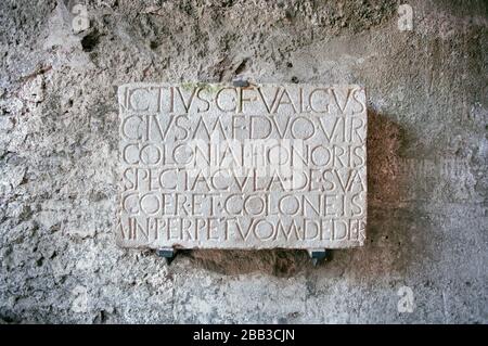 Inscription romaine à l'entrée de l'amphithéâtre dans l'ancienne ville de Pompéi, en Italie Banque D'Images