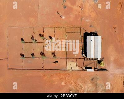 Antenne de hangar agricole et de yards sur la gare de Devoise près d'Eulo Western Queensland Australie Banque D'Images