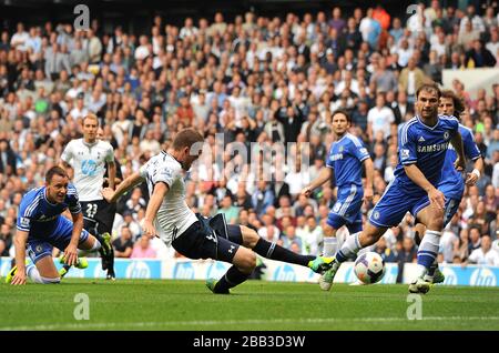 Gylfi Sigurdsson de Tottenham Hotspur obtient le premier but du jeu de son côté Banque D'Images