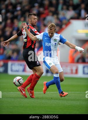 Le quartier Elliott d'AFC Bournemouth (à gauche) et la bataille Jordan Rhodes de Blackburn Rovers pour le bal Banque D'Images