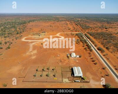 Antenne de hangar agricole et de yards sur la gare de Devoise près d'Eulo Western Queensland Australie Banque D'Images