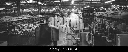 Un travailleur travaillant sur une machine à tourter à l'usine Tay Spinners de Dundee, en Écosse. Cette usine était la dernière usine de filature de jute en Europe lors de sa fermeture pour la dernière fois en 1998. La ville de Dundee avait été célèbre tout au long de l'histoire pour les trois 'JS' - jute, confiture et journalisme. Banque D'Images