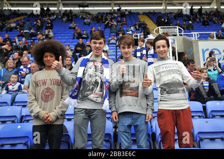 Les fans de lecture dans les stands du Madejski Stadium Banque D'Images