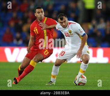 Le Hal Robson-Kanu du Pays de Galles (à gauche) et le combat Goran Pandev (à droite) de l'ex-République yougoslave de Macédoine pour le ballon. Banque D'Images