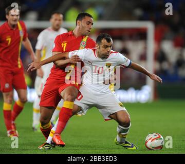 Le Hal Robson-Kanu du Pays de Galles (à gauche) et le combat Goran Pandev (à droite) de l'ex-République yougoslave de Macédoine pour le ballon. Banque D'Images