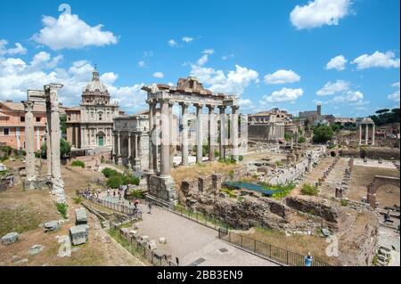 Vue sur le Forum romain de la colline du Capitolin, Rome, montrant les ruines du Temple de Saturne au centre de l'image. Banque D'Images