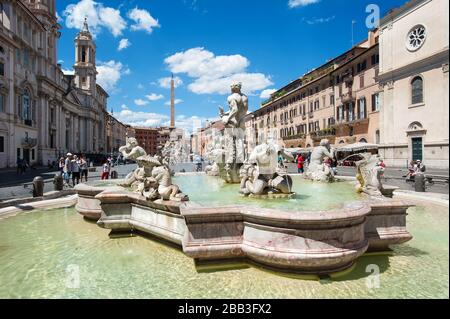 En regardant la Piazza Navona depuis la fontaine de Moor (Fontana del Moro), Rome, Italie Banque D'Images