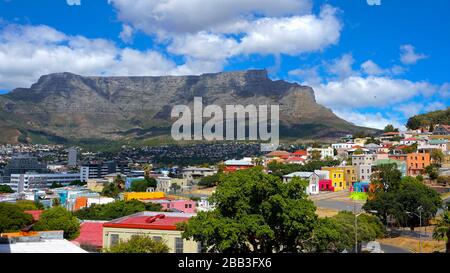 Belle vue de Bo-Kaap ou Malay à la journée ensoleillée avec Table Mountain en arrière-plan avant le coucher du soleil. Banque D'Images