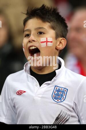 Un jeune fan de l'Angleterre dans les tribunes Banque D'Images