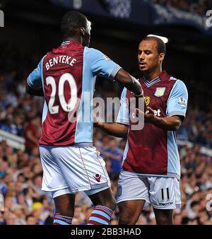 Christian Benteke (à gauche) d'Aston Villa célèbre avec Gabriel Agbonlahor (à droite) après avoir marqué le but d'ouverture du jeu contre l'helsea. Banque D'Images