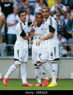 Wayne Routledge de Swansea City est félicité par Pablo Hernandez et Chico Flores (à droite) après avoir marqué le premier but de Swansea. Banque D'Images