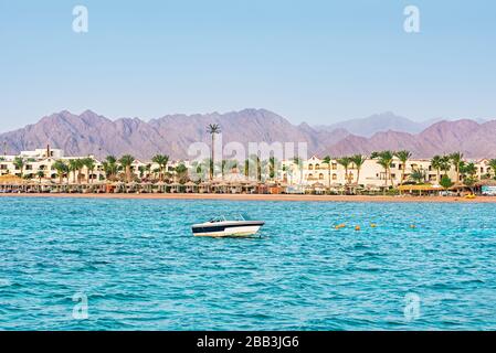 Resort Coast sans personnes. Une plage vide avec de nombreux chaises longues et parasols. Le concept de l'effondrement de l'industrie touristique. Mer Rouge près de co Banque D'Images