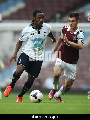 West Ham United's Dan Potts et Tottenham Hotspur's Shaquile Coulsaldid. Banque D'Images