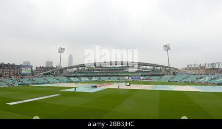 Les couvertures de pluie se trouvent sur le terrain le quatrième jour du cinquième test Ashes à l'ovale Kia Banque D'Images