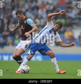 Brighton et Hove Albion Leonardo Ulloa et Jason Shackell de Burnley Banque D'Images