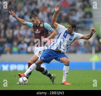 Brighton et Hove Albion Leonardo Ulloa et Jason Shackell de Burnley Banque D'Images