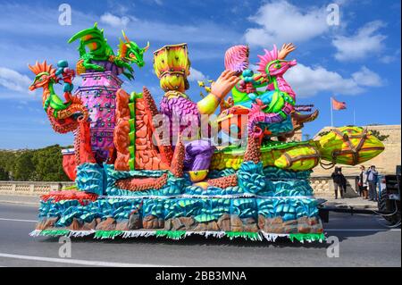 Valletta,Malte - 23 février 2020 : le Carnaval flotte sur le défilé dans les rues de la ville de la Valletta. Banque D'Images