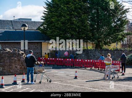 Haddington, East Lothian, Écosse, Royaume-Uni. 30 mars 2020. Le Covid-19 Coronavirus a un impact sur la ville de marché normalement animée lors d'une belle journée de printemps avec des rues vides et des gens distanciation sociale. Le supermarché Tesco local dispose d'un système de mise en file d'attente pour maintenir la distance sociale Banque D'Images