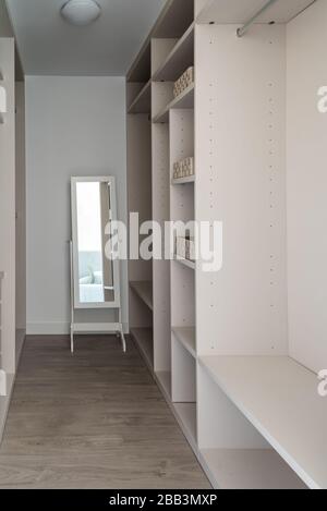 armoire moderne en bois vide avec miroir. Décoration intérieure de dressing. Banque D'Images