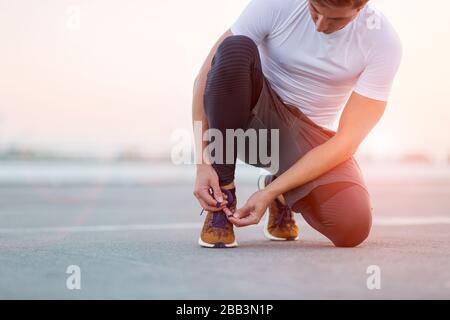 Jeune homme exercising outdoors Banque D'Images