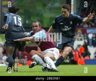 LONDRES, Royaume-Uni, MAI 03 L-R Paolo Di Canio de West Ham United et Frank Lampard de Chelsea pendant Barclaycard Premiership entre West Ham Unit Banque D'Images