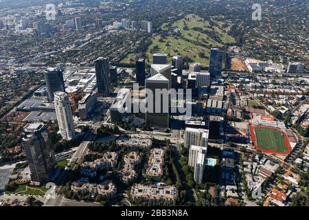 Vue aérienne générale de Century City lors d'un vol dans le sud de la Californie le samedi 5 octobre 2019 à Los Angeles, Californie, États-Unis. (Photo par IOS/Espa-Images) Banque D'Images