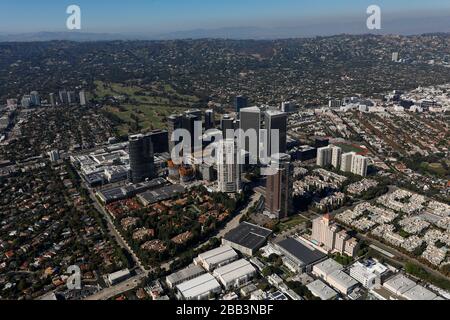 Vue aérienne générale de Century City lors d'un vol dans le sud de la Californie le samedi 5 octobre 2019 à Los Angeles, Californie, États-Unis. (Photo par IOS/Espa-Images) Banque D'Images