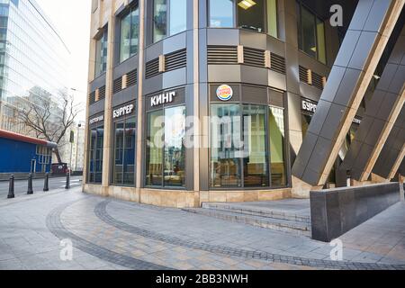 RUSSIE, MOSCOU, 03 28 2020 - des rues vides dans le centre de Moscou pendant l'épidémie de coronavirus. Banque D'Images