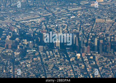 Vue aérienne générale du centre-ville de Los Angeles lors d'un vol dans le sud de la Californie le samedi 5 octobre 2019 à Los Angeles, Californie, États-Unis. (Photo par IOS/Espa-Images) Banque D'Images