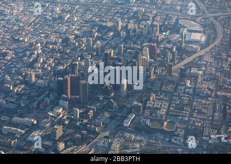 Vue aérienne générale du centre-ville de Los Angeles lors d'un vol dans le sud de la Californie le samedi 5 octobre 2019 à Los Angeles, Californie, États-Unis. (Photo par IOS/Espa-Images) Banque D'Images