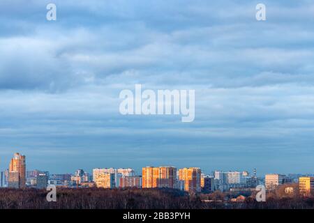 Nuages de bleu foncé sur le quartier résidentiel moderne de Moscou en soirée de printemps Banque D'Images