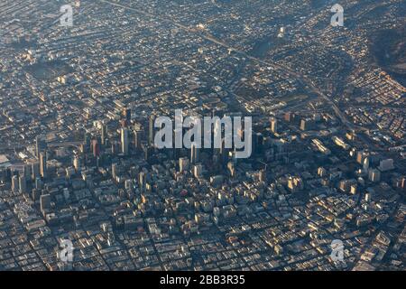 Vue aérienne générale du centre-ville de Los Angeles lors d'un vol dans le sud de la Californie le samedi 5 octobre 2019 à Los Angeles, Californie, États-Unis. (Photo par IOS/Espa-Images) Banque D'Images