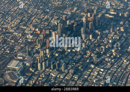 Vue aérienne générale du centre-ville de Los Angeles lors d'un vol dans le sud de la Californie le samedi 5 octobre 2019 à Los Angeles, Californie, États-Unis. (Photo par IOS/Espa-Images) Banque D'Images